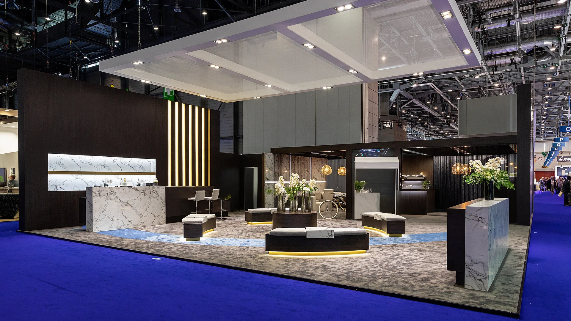 Stand iluminado em pavilhão de feira de negócios